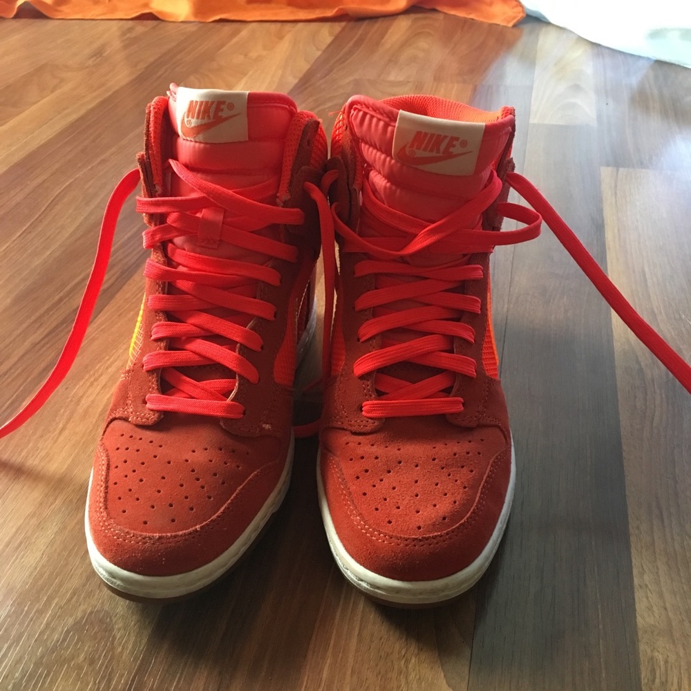 Nike hightop sneaker. Size: 8